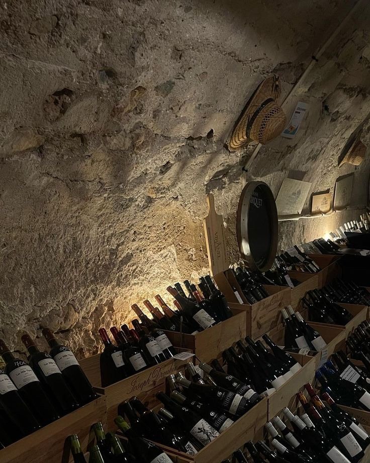 Botellas en una bodega excavada en la roca